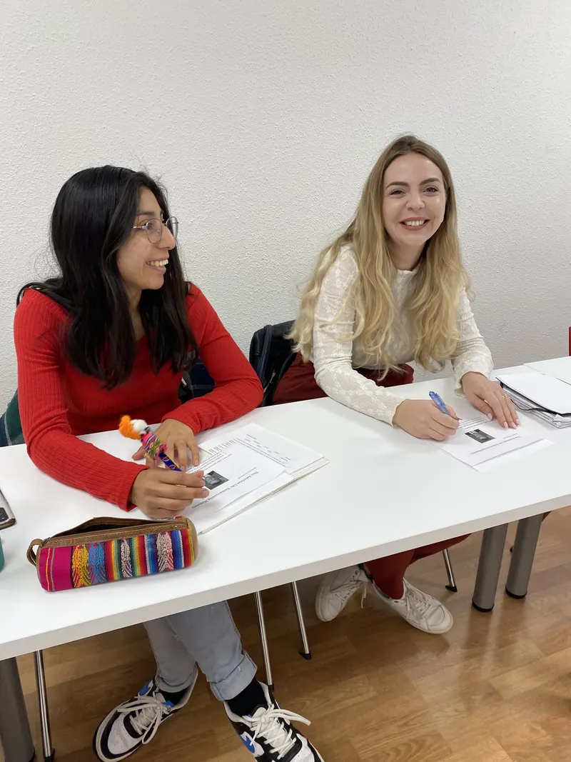 Dos alumnas sonriendo durante una clase de inglés en Barcelona